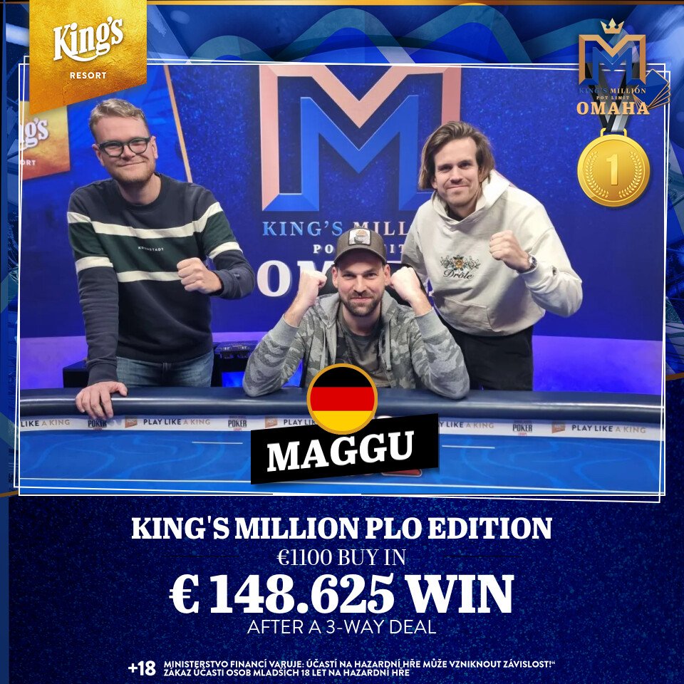 Ein Mann sitzt an einem Pokertisch und hält zwei Spielkarten in der Hand, während er konzentriert auf die Spielsituation blickt. Um ihn herum sind Pokerchips und Spielkarten verteilt