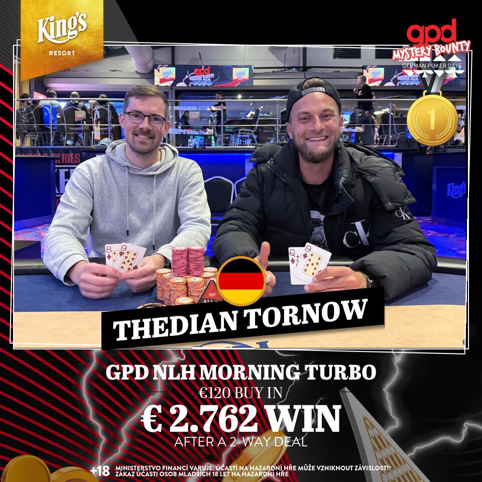 Ein Mann und eine Frau sitzen an einem Pokertisch und spielen eine Partie Poker. Der Mann hat eine Hand mit Karten und schaut konzentriert auf seine Chips, während die Frau mit gespanntem Blick auf ihre K