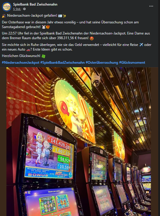Ein eleganter Roulettetisch in einem luxuriösen Casino mit grüner Filzoberfläche, umgeben von goldenen Spielchips und einer sich drehenden Roulettescheibe. Im Hintergrund sind verschw
