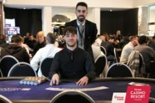 Ein buntes Poker-Spiel mit verschiedenen Spielkarten, Chips und Getränken auf einem Tisch.