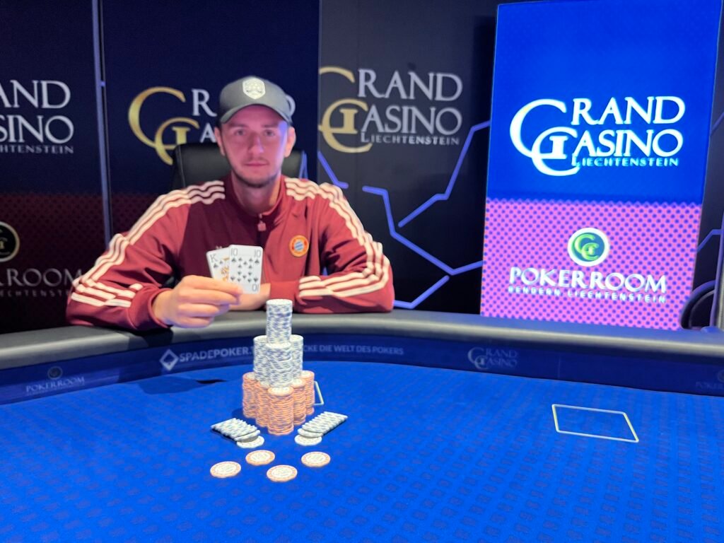 Ein lebhaftes Bild eines Pokertisches während eines Bounty Monday-Turniers. Spieler sitzen rund um den Tisch, Karten und Chips liegen verteilt. Die Spannung und Konzentration der Spieler ist spürbar.