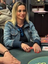 Ein leerer Pokertisch mit einem Stapel Pokerchips, Karten und einem Dealer-Button.
