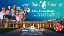 Ein Mann sitzt an einem Pokertisch und wirft gleichzeitig Dartpfeile auf eine Dartscheibe. Im Hintergrund sind weitere Spieler zu sehen.