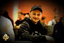 Ein Mann namens Fabian Bartuschek, der im Jahr 2024 posiert. Er hat kurze Haare und trägt ein schwarzes Hemd.