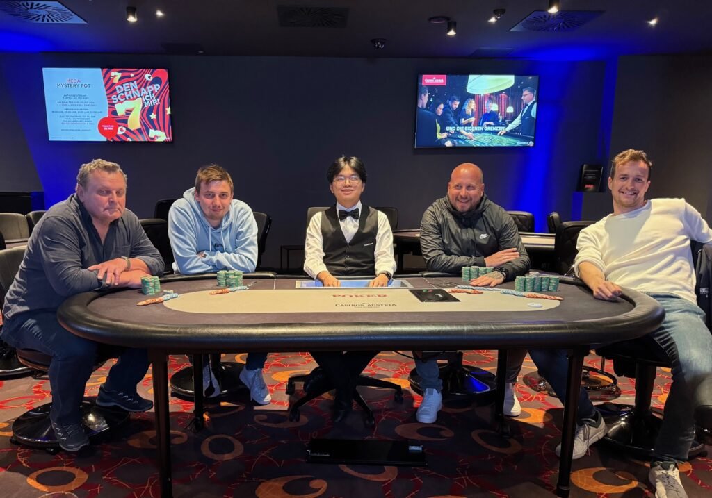 Ein Mann und eine Frau spielen Poker an einem eleganten Tisch in einem stilvollen und gut beleuchteten Raum. Der Mann hat einen Anzug an, die Frau trägt ein elegantes Abendkleid. Karten und Pokerch