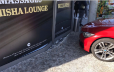 Ein luxuriöses Auto der Marke Kings, das auf einer Straße vor einem imposanten Gebäude parkt.