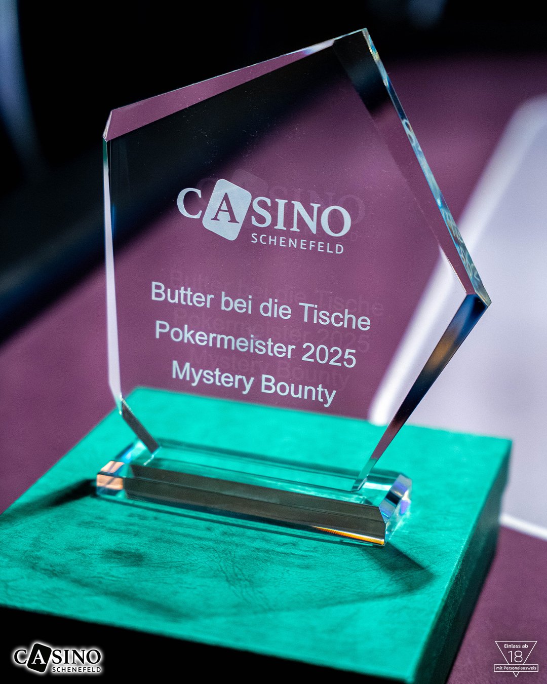 Ein glänzender Pokal auf einem dunklen Hintergrund, der ein geheimnisvolles Design mit einem Fragezeichen-Motiv zeigt.
