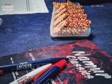 Ein Poker-Turniertisch mit grünen Filz, Chips und Spielkarten, umgeben von Spielern in einem Casino.