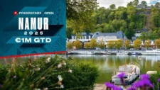 Ein Gruppenfoto von Pokerspielern, die am PokerStars Open in Namur 2025 teilnehmen. Die Spieler sitzen an Tischen mit Pokerchips und Karten vor sich. Im Hintergrund sind Zuschauer und