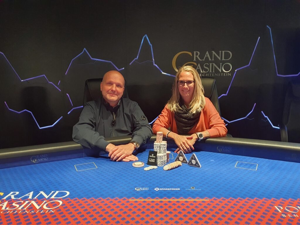 Ein professioneller Pokerspieler konzentriert sich auf sein Blatt während eines Turniers in einem eleganten Casino.