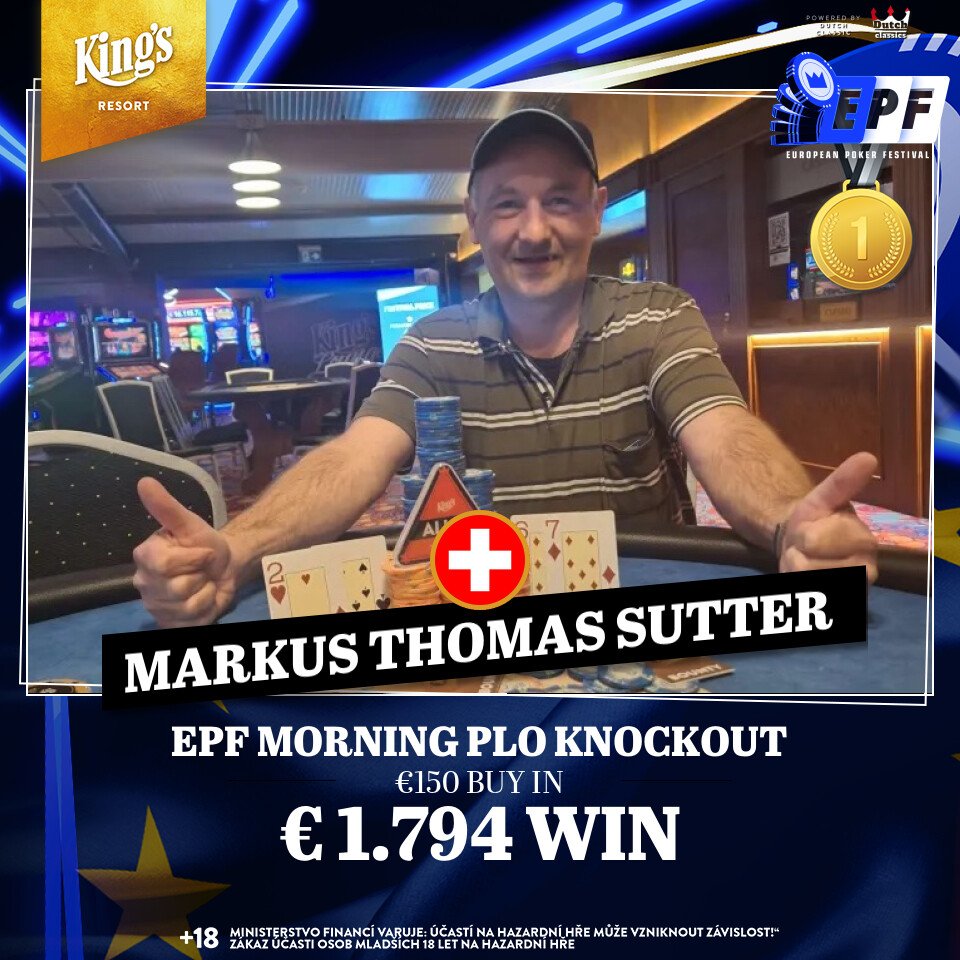 Ein glücklicher Mann mit einem breiten Lächeln hält eine Hand voll Spielkarten, während er in einem Casino sitzt. Im Hintergrund sind verschwommene Casino-Lichter zu sehen.