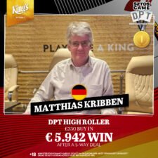 Ein Mann und eine Frau sitzen an einem Pokertisch und halten Karten in ihren Händen. Sie schauen konzentriert und ernst aus. Der Mann trägt ein dunkles Hemd und die Frau ein rotes Kle