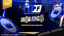 Ein professioneller Pokertisch mit grünem Filz, umgeben von Stühlen, Pokerchips und Spielkarten. Ein Spieler mit Sonnenbrille und Kappe betrachtet seine Karten, während andere Spieler gespan