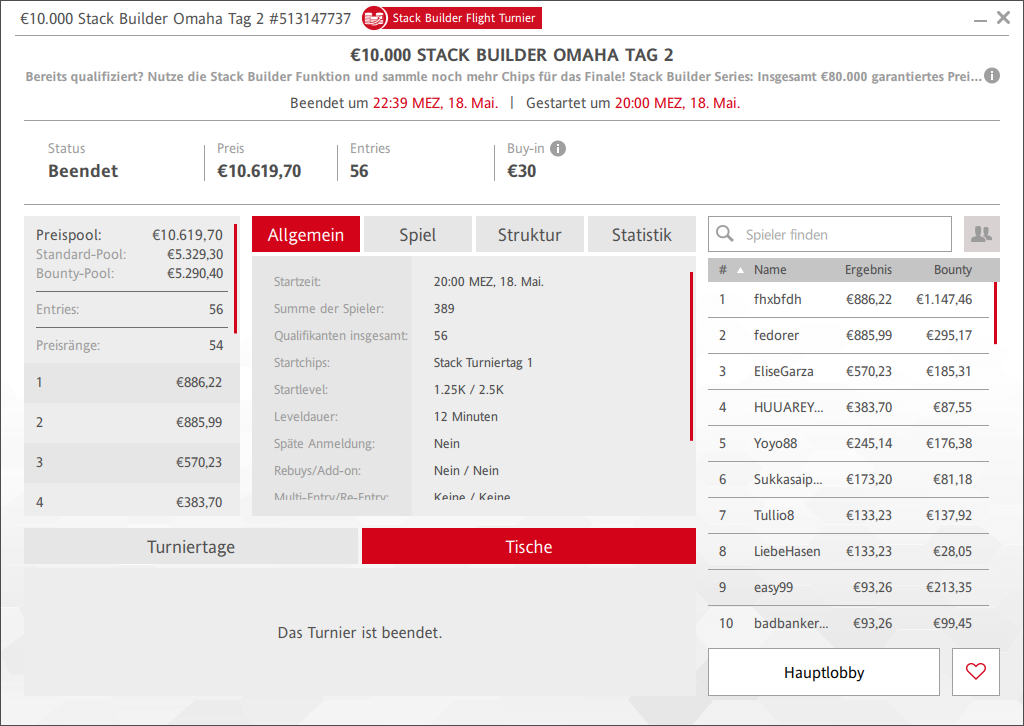 Ein Pokertisch mit einem Stapel von 10.000 Euro-Chips, umgeben von Spielkarten und Pokerchips, während ein Omaha-Turnier am Tag 2 stattfindet.