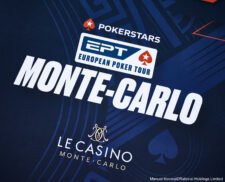 Ein Spieler mit Sonnenbrille und Kappe hält zwei Asse auf seinen Handkarten während er konzentriert auf den Poker-Tisch schaut, umgeben von Chips und anderen Spielern.