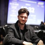 Ein Mann und eine Frau spielen Poker an einem eleganten Pokertisch in einem luxuriösen Raum mit einer atemberaubenden Aussicht auf die Stadt bei Nacht.