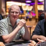 Ein Tisch mit verschiedenen Pokerchips und Spielkarten, die für ein Pokerspiel bereit liegen.