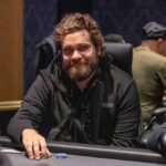 Ein Mann und eine Frau spielen Poker im Casino, sie sitzen an einem Tisch mit Chips und Karten, konzentriert und entspannt zugleich.