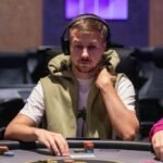 Ein professionell ausgeführter Pokertisch mit grünem Filz, umgeben von Stühlen und Chips, bereit für ein spannendes Spiel.