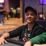 Ein professioneller Pokertisch mit grünem Filz, umgeben von Stühlen und Chips, bereit für ein spannendes Pokerspiel.