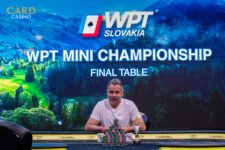Ein Mann und eine Frau sitzen an einem Pokertisch, sie halten Karten in der Hand und schauen konzentriert auf den Tisch. Im Hintergrund sind Pokerchips und Getränke zu sehen.