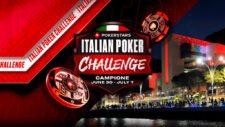 Ein Gruppenbild von Pokerspielern, die an einem Turnier teilnehmen. Im Hintergrund sind Pokertische mit Spielkarten und Chips zu sehen, während die Spieler konzentriert ihre Karten betrachten.