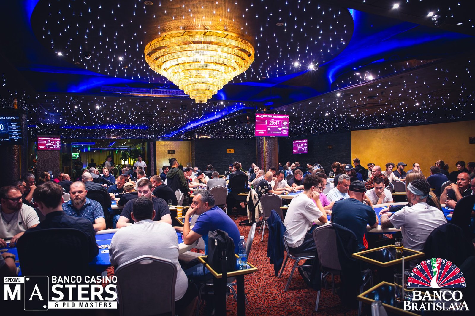 Ein professioneller Pokertisch mit grünem Filz und Chips, umgeben von Stühlen und einer eleganten Beleuchtung.