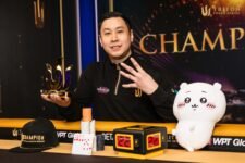 Ein Mann feiert seinen Sieg beim 25K PLO-Turnier von Triton in Monte Negro. Er hält strahlend seine Trophäe in die Luft, umgeben von jubelnden Menschen und einer beeindr