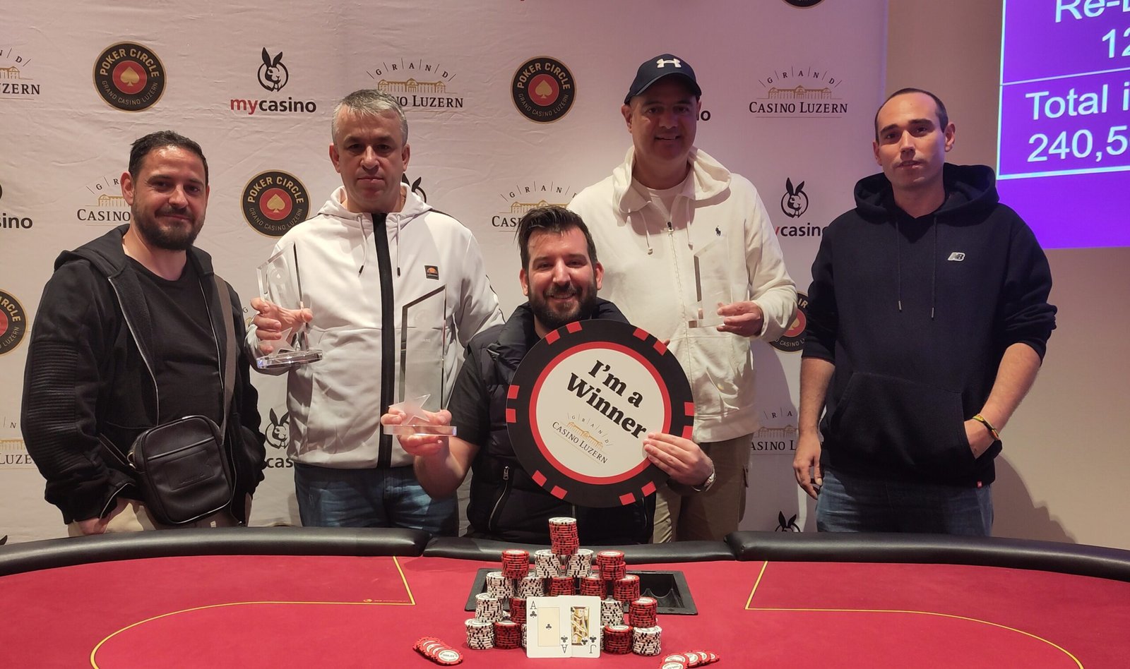 Ein Spieler mit einer Kapuze spielt Poker an einem Tisch mit Chips und Karten.