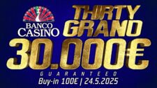 Ein Banner für ein Online-Pokerturnier mit einem stilvollen Design, das Pokerchips, Spielkarten und einen grünen Pokertisch zeigt. Im Vordergrund steht ein großer Text "Texas Hold'em Tournament" in