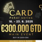 Ein Poker-Tisch mit acht Spielern, die Karten halten und Chips stapeln. Im Hintergrund sind Spielkarten und Pokerchips zu sehen.