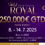 Ein Foto eines Pokertisches mit Spielkarten, Pokerchips und einem royalen Flush aus Herz. Im Hintergrund sind unscharfe Spieler zu sehen.