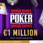 Ein Mann in einem dunkelblauen Anzug sitzt an einem Pokertisch und hält zwei Karten in der Hand. Im Hintergrund sind andere Pokerspieler und eine beleuchtete Pokerraum-Umgebung zu sehen