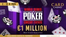 Ein glamouröses Bild von einer Poker-Turnierveranstaltung, bei der Spieler an Tischen sitzen und Karten spielen, während im Hintergrund eine Menschenmenge zuschaut. Die Spieler sind konzentriert, einige