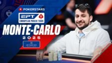 Ein Pokerturnier mit Spielern, die um einen Tisch herum sitzen und Karten halten, während ein Dealer in der Mitte des Tisches Karten austeilt. Die Spieler sind konzentriert und tragen Kopfh