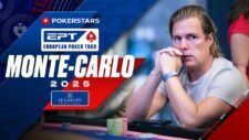Ein Foto eines Pokertisches mit Spielkarten, Pokerchips und Spielern, die an einem Turnier teilnehmen. Helle Beleuchtung und professionelle Atmosphäre.