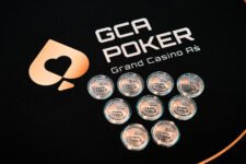 Ein eleganter Pokerkarten-Schutzhülle mit einem stilvollen Design, das eine Kombination aus Gold- und Silbertönen aufweist.