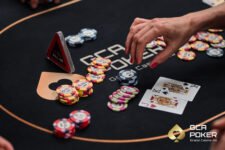 Ein stilvolles schwarzes Poker-Set mit Pokerchips, Karten und Würfeln auf einem grünen Filztisch.