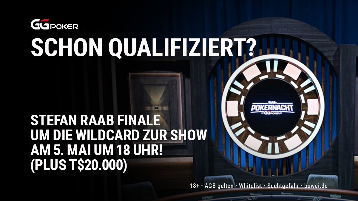 Ein Poker-Tisch mit Spielkarten, Chips und Getränken, umgeben von mehreren Personen, die konzentriert spielen. In der Mitte sitzt Stefan Raab mit einer Pokerkarte in der Hand.