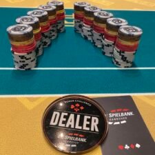 Ein Mann spielt Poker mit einem Dummy als Gegner in einem gemütlichen Raum mit Holzmöbeln und einer Lampe.