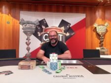Ein professioneller Pokertisch mit grünem Filz, umgeben von Stühlen und Chips.