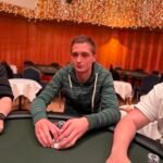 Ein lebhaftes Pokerturnier mit mehreren Spielern, die um einen Tisch herum sitzen, Karten halten und konzentriert auf ihre Hände schauen. Ein Dealer in der Mitte des Tisches verteilt
