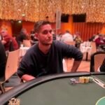 Ein Mann und eine Frau sitzen an einem Pokertisch und spielen ein intensives Kartenspiel. Der Mann hat einen Anzug an und die Frau trägt ein elegantes Abendkleid. Die Spannung ist in ihren Gesichtern