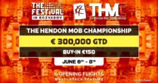 Ein professionelles Pokerspiel mit fünf Personen, die um einen Tisch sitzen. Jeder Spieler hält Karten in der Hand und setzt Pokerchips. In der Mitte des Tisches liegen Gemeinschaftskarten