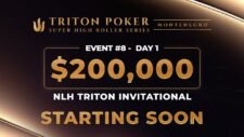 Ein professioneller Pokertisch mit grüner Filzoberfläche, umgeben von Spielern, die Karten halten und Chips stapeln. In der Mitte des Tisches liegen Spielkarten und Jetons. Die Spieler sind