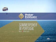 Ein sonniger Tag in Portugal: Menschen spielen Poker im Freien an einem Tisch unter einem blauen Himmel, umgeben von Palmen und grüner Natur.