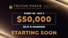 Ein Foto von einer Gruppe von Pokerspielern an einem Tisch während eines Turniers. Sie halten Karten in der Hand und schauen konzentriert auf den Tisch. Im Hintergrund sind Pokerchips und Getr