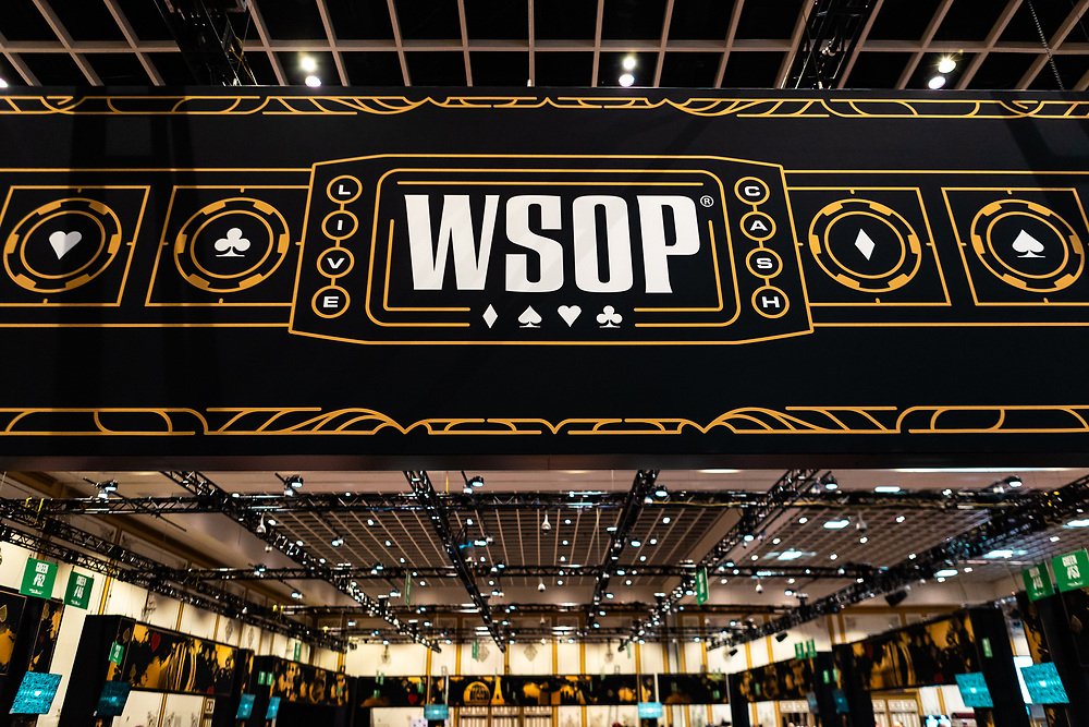 Ein Pokertisch während eines Turniers bei der World Series of Poker, mit Spielkarten, Chips und einem Dealer in Aktion.