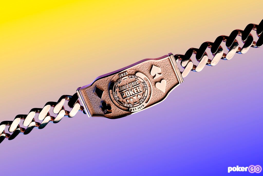 Ein Mann im Anzug hält stolz ein glänzendes Armband mit dem Logo der World Series of Poker. Im Hintergrund sind verschwommene Menschen und eine Poker-Turnierkulisse zu sehen.