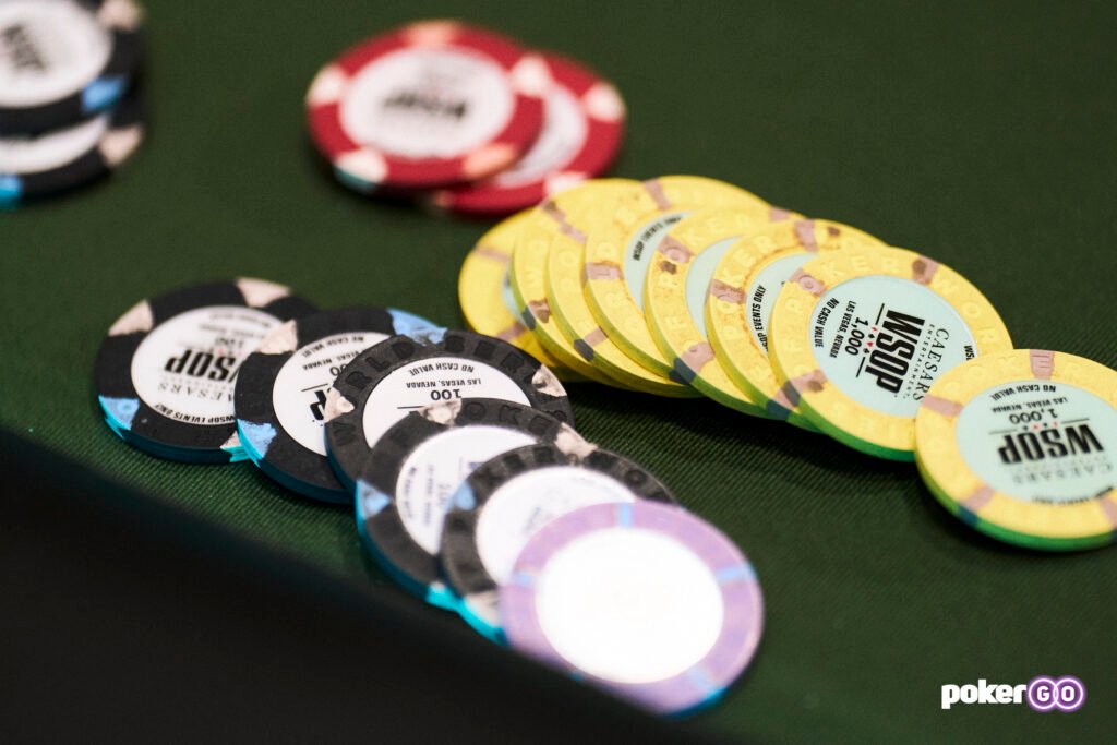 Ein Stapel bunter Pokerchips auf einem grünen Pokertisch, der während der WSOP 2025 fotografiert wurde.
